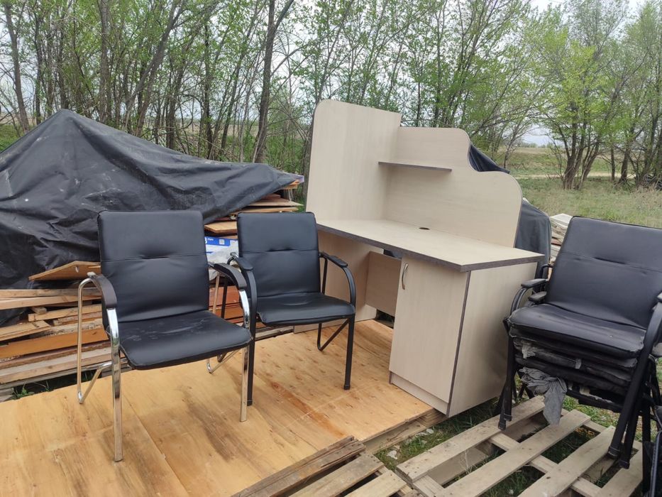 Стол и стулья хоршего качества