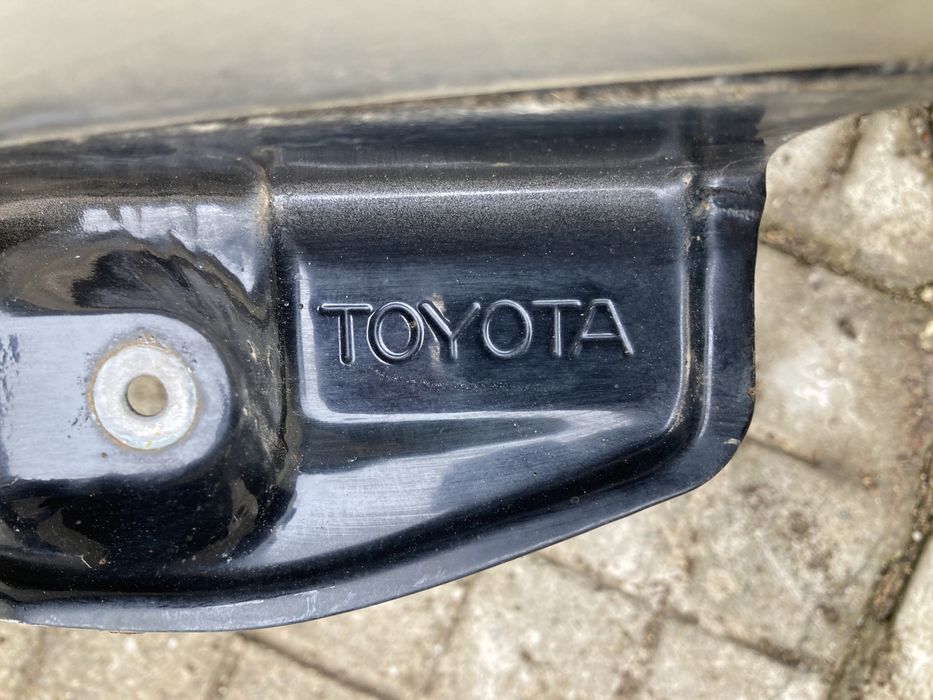 Ляв калник за тойота хайлукс/ Toyota hilux 02-05г