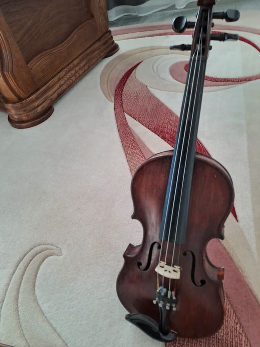 Vioară veche copie după Antonius Stradivarius + arcuș + cutie