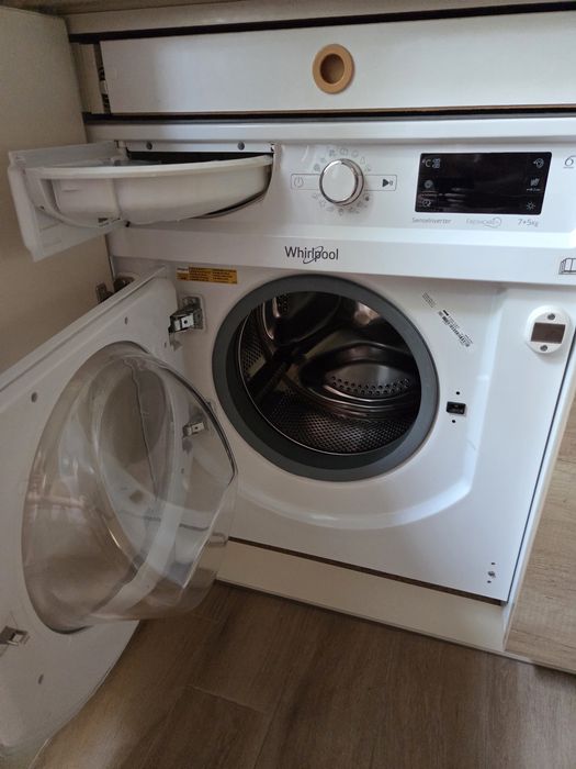 Пералня със сушилня за вграждане Whirlpool