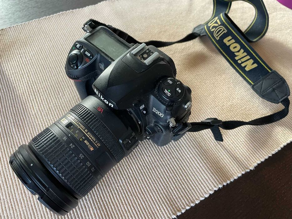 Фотоапарат Никон Nikon D200 с обектив Nikon AF-S DX NIKKOR 18-200mm