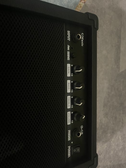 Электрогитара, вместе с комбо-усилителем