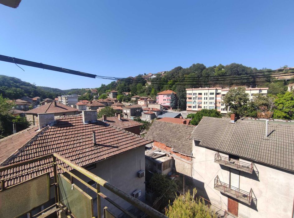 Продават се първи и трети етаж от къща