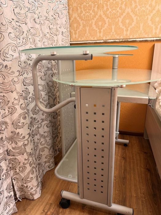 Продам компьютерный стол