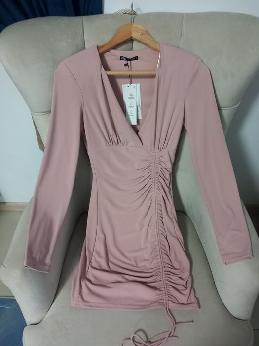 Rochie scurta roz cu drapaje umeri supradimensionați mărimea XS Zara