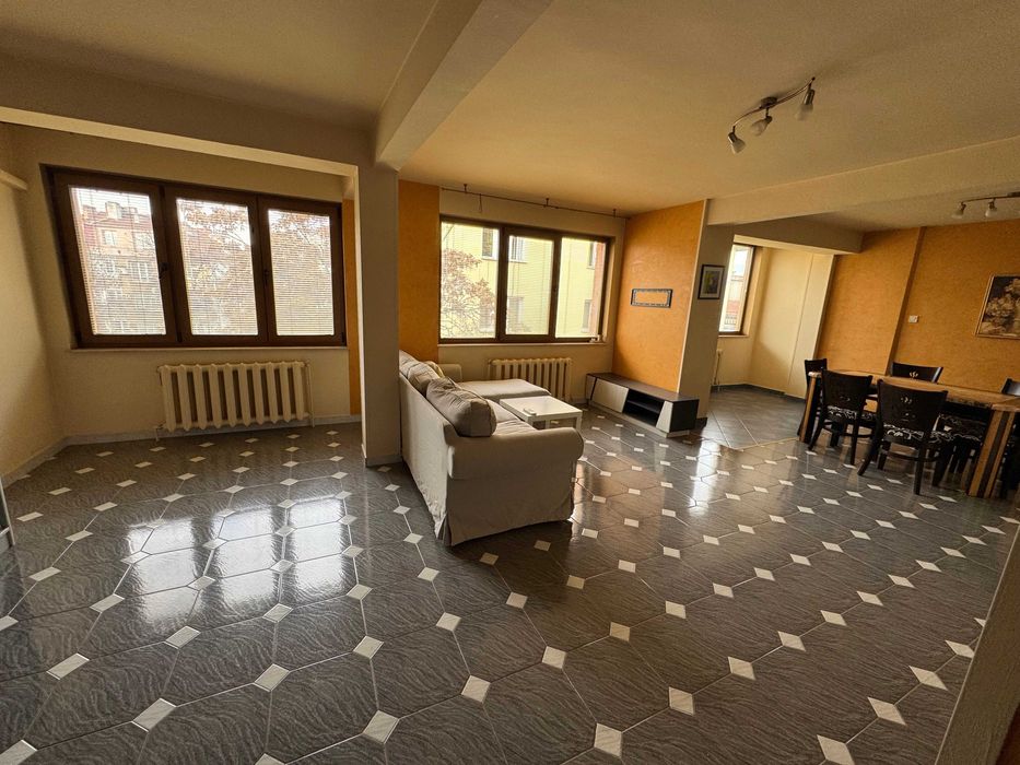 Дава се под наем Тристаен апартамент в София, Лозенец - 110 кв.м за 990 € - Снимка #2