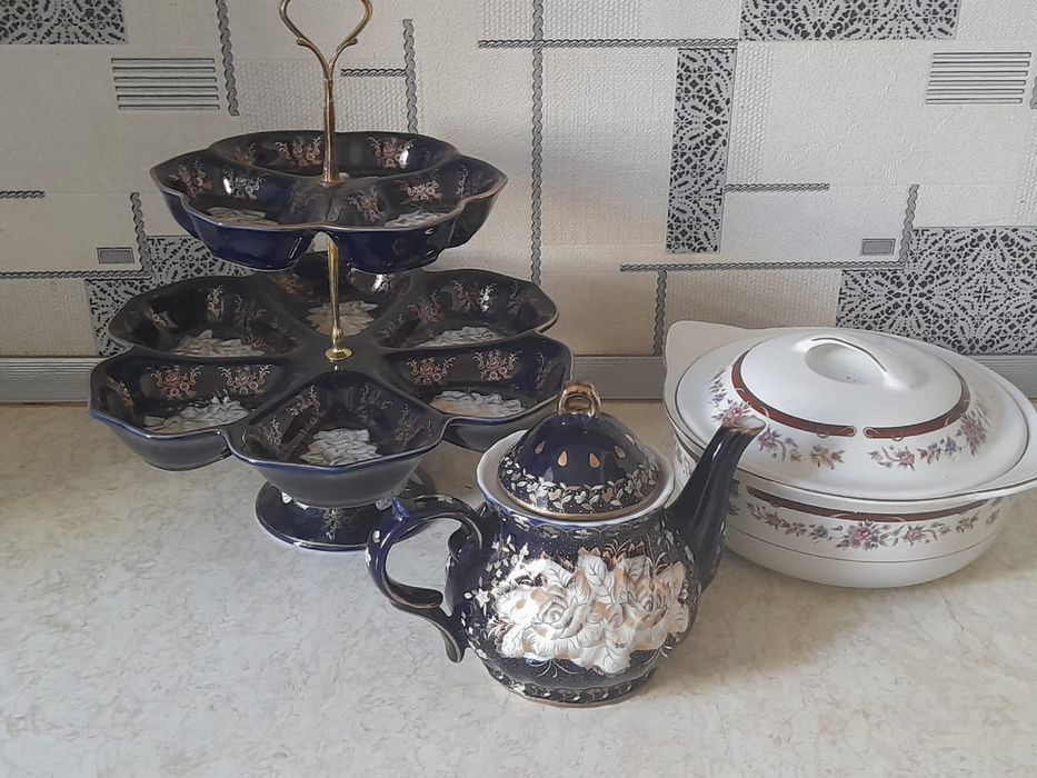 Посуда (чайник, этажерка, супница)