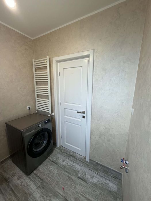 Apartament 3 camere ,decomandat , 78 metri pătrați,balcon 8 metri pătrați,curte privată
