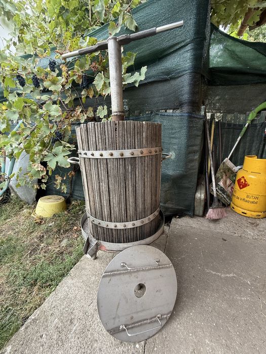 Vand teasc de inox si zdrobitoate pentru struguri