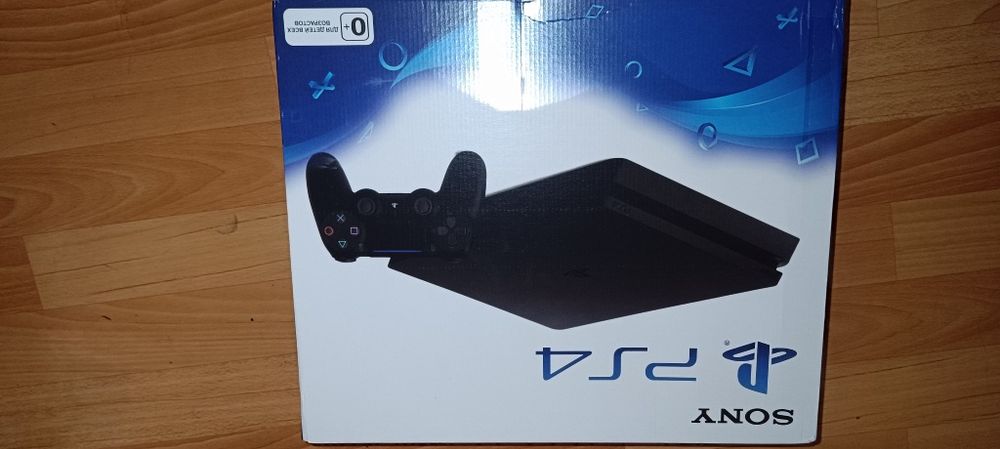 Продам PS4 в комплекте 2 джойстика