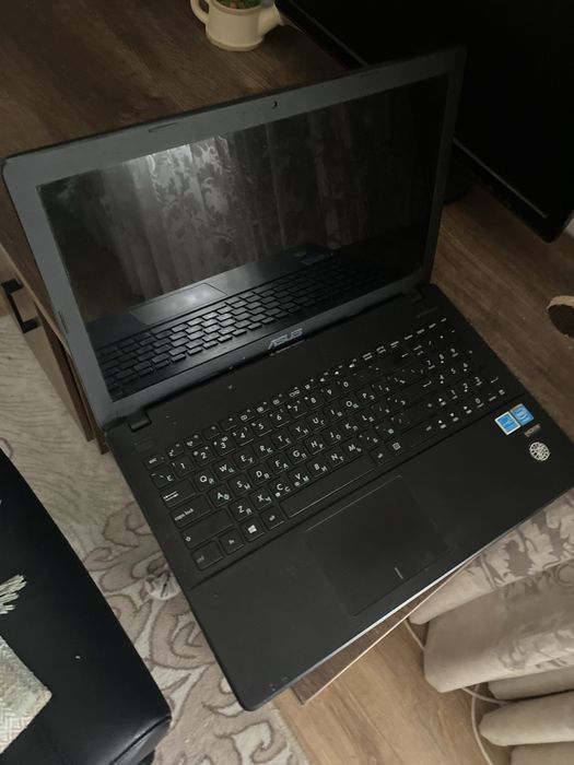 Продам нлутбук на запчати или на починку