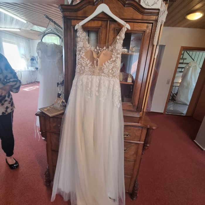 Vand rochie si pantofi de mireasa si costum de mire