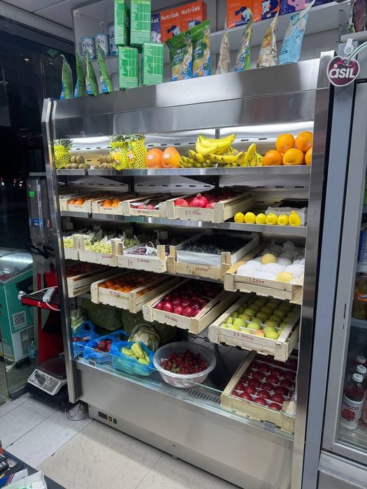 Витрина и холодильник