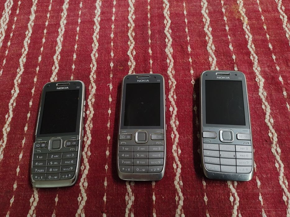 Стари  часовници, телефони