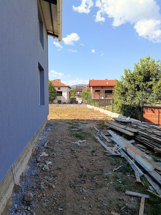 Продава къща с. Сливница до гр. Кресна