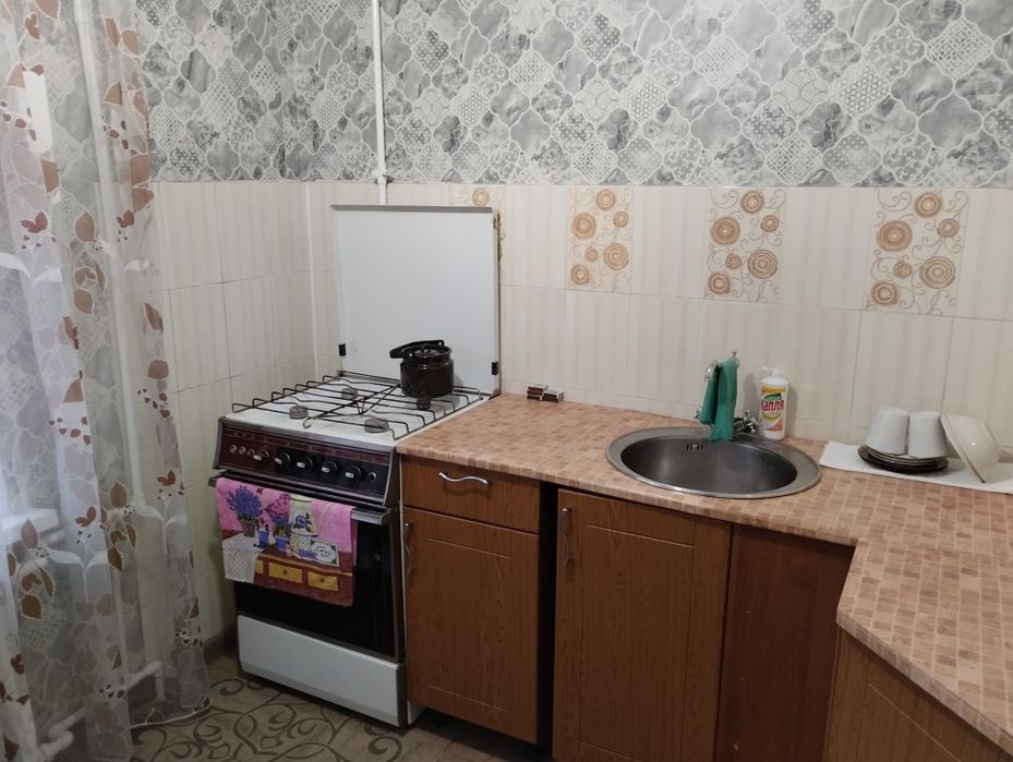 1 комн кв 8 мкрн посуточно,