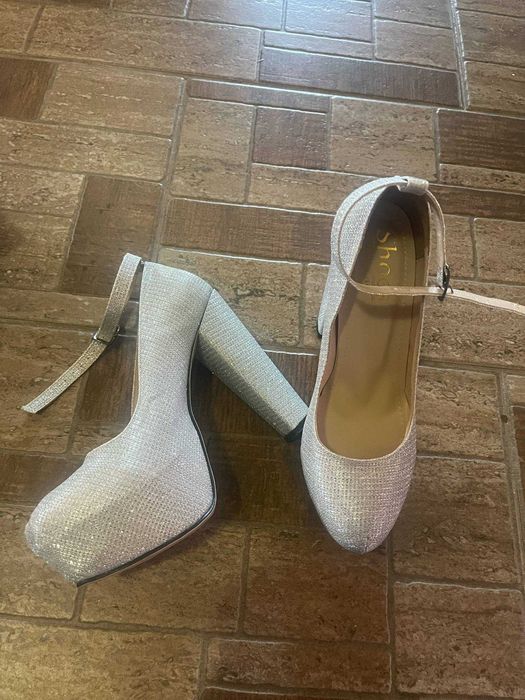 Високи сребърни обувки