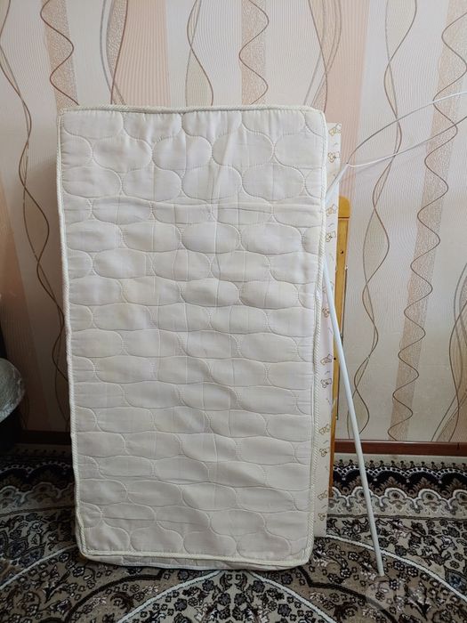 Детская кроватка из натурального дерева — компактная и прочная
