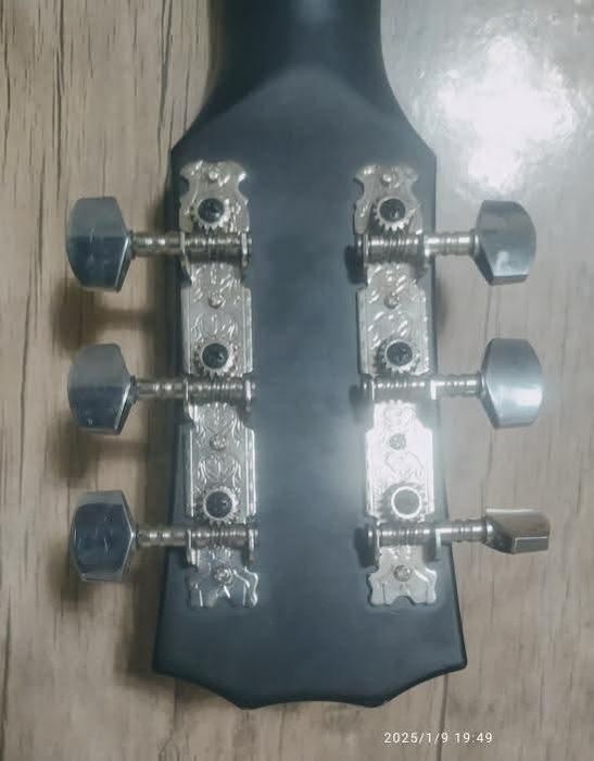 Srochna sotiladi akustik gitara. chehol  boshqa rasmdagilar bn sotilad