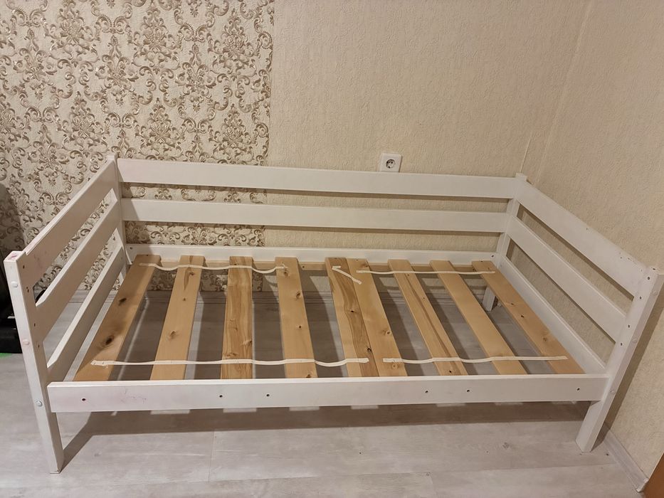 Продам две кровати без матрассов