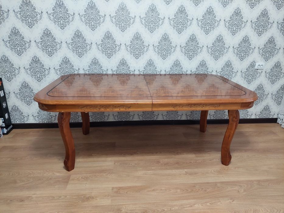 Продам гостинный стол