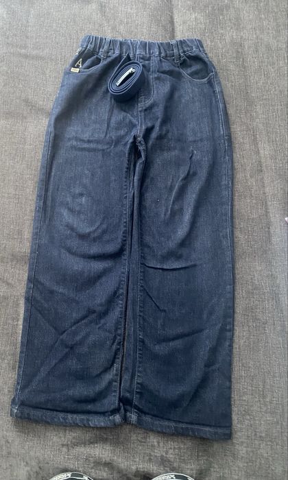 Темно синие джинсы