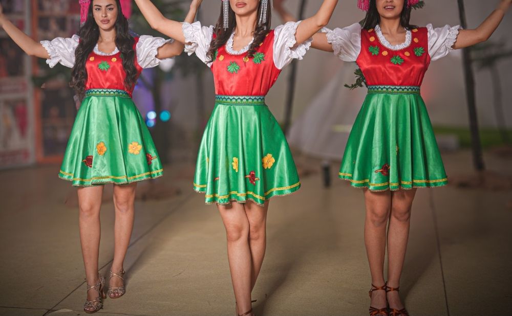 Vând Costume de dans