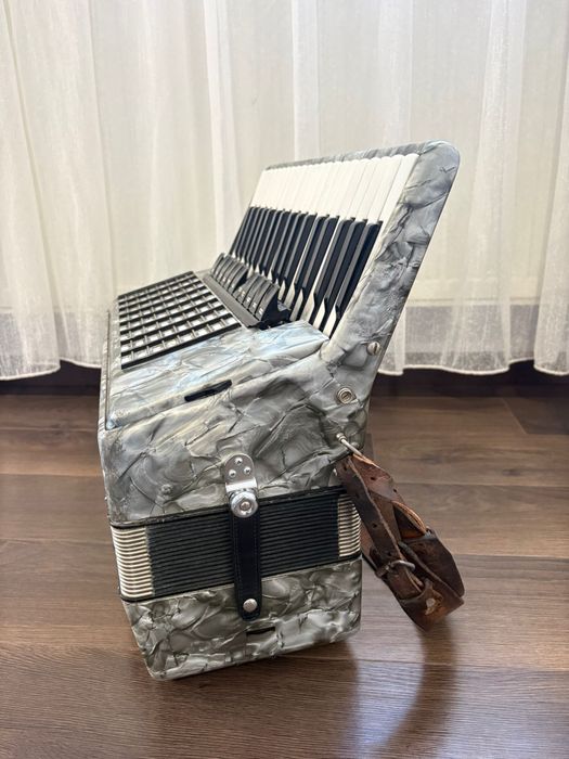 Acordeon Weltmeister Stella cu 96 de basi ton de orga