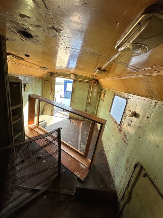 Стар военен фургон от сандвич панел