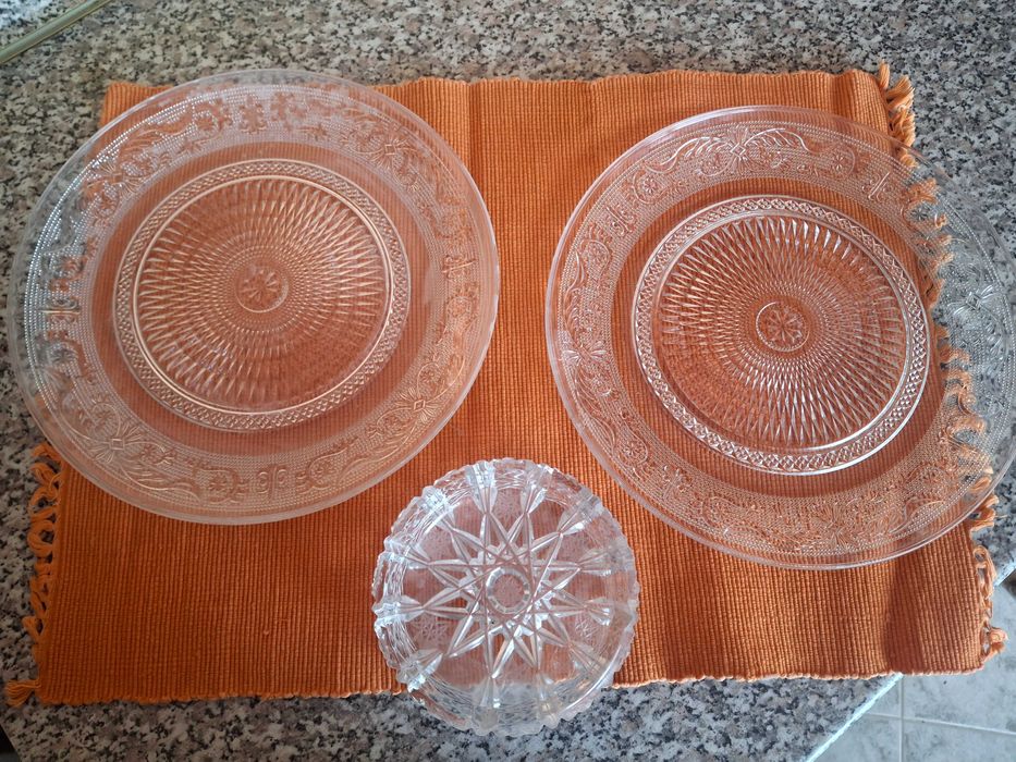 Продавам масивен кристален пепелник и плата за сервиране