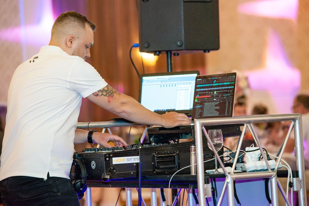 DJ EVENIMENTE | Nunta | Botez | Petreceri Private | Cununie | Par