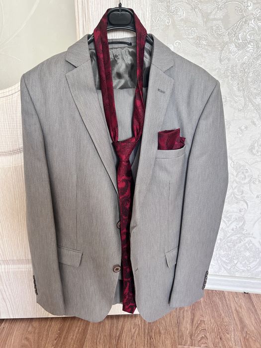 Продам костюм серый