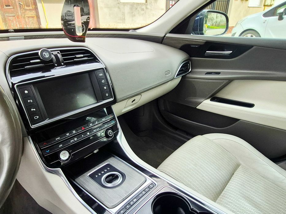 Jaguar XE Portfolio 2.0 diesel