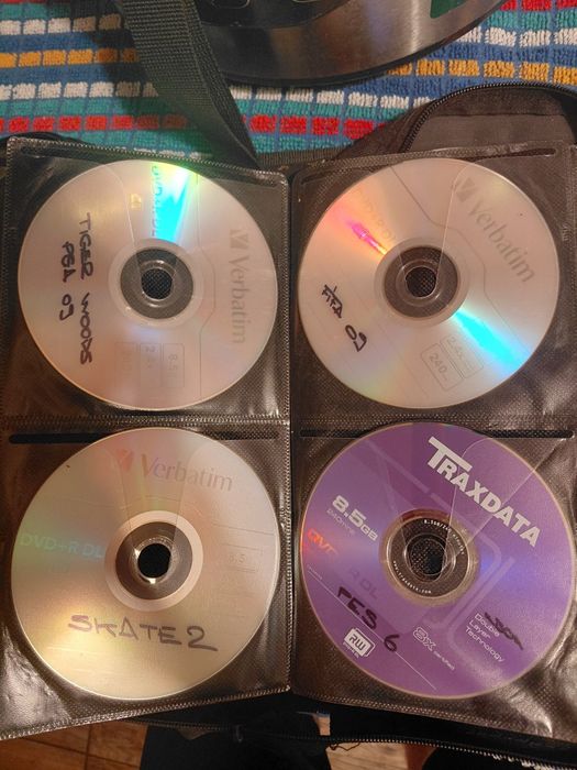 Vând CD-uri vechi pentru colecționari