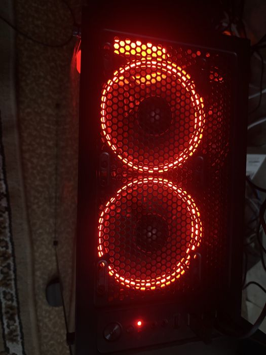 Продавам  геймърски сетъп (Ryzen 5500 3.6GHz + RX 6600 + 180Hz монитор) – готов за игра!