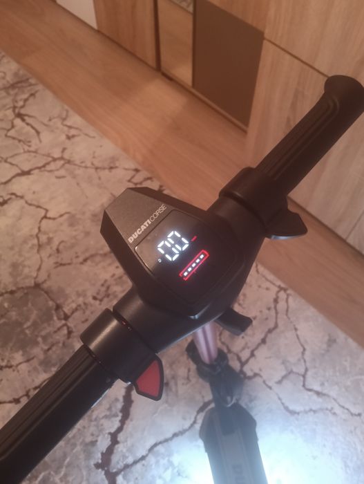 Vând trotineta electrica DUCATI