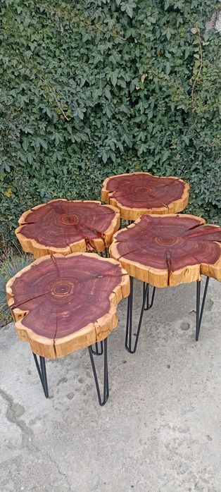 Журнальный столик из натурального дерева