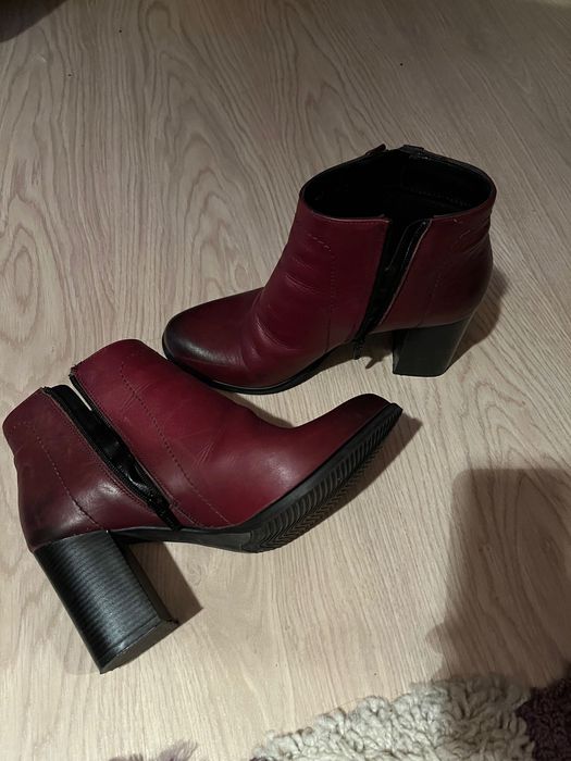 Ghetute cu toc de piele in stare foarte buna