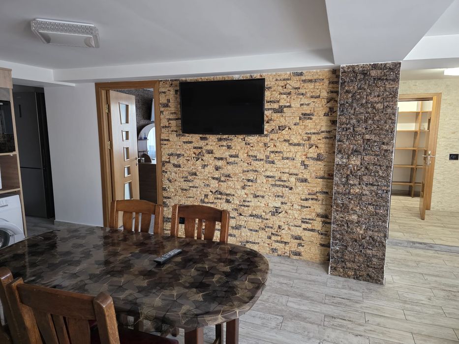 Închiriez apartament la vilă.