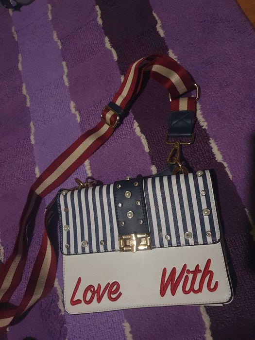 Дамска чанта с регулируема дръжка