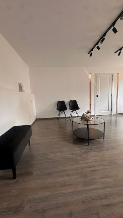 Inchiriez post manichiura salon Brasov