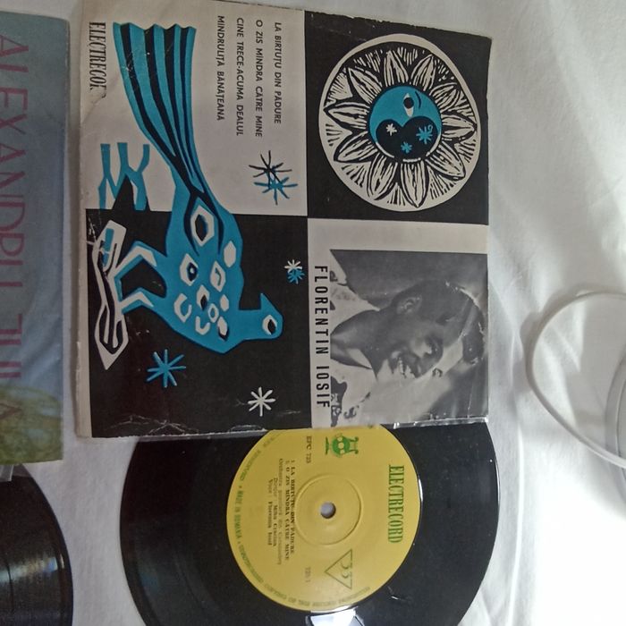 Două viniluri cu muzica românească și 3 CD  de colecție
