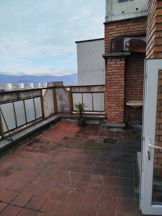 Продавам двустаен апартамент,център