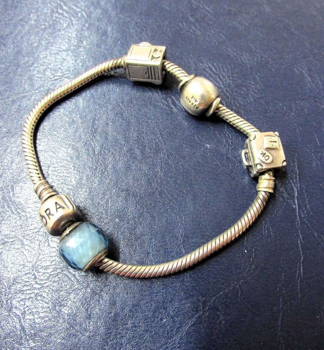 Oригинална сребърна гривна Pandora с талисмани