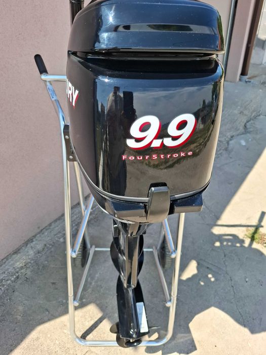 Надуваема лодка с извънбордов двигател