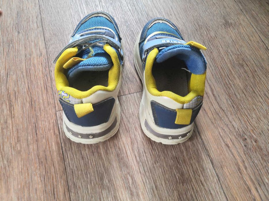 Детские кроссовки