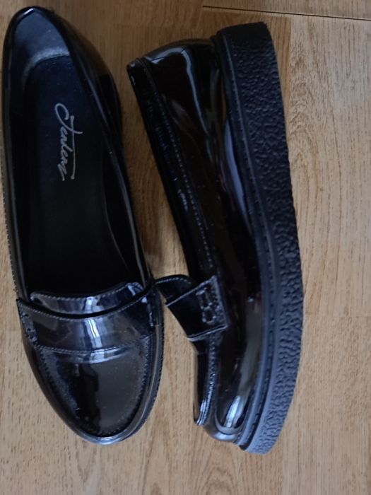 Продава дамски обувки номер 37 и номер 38.5