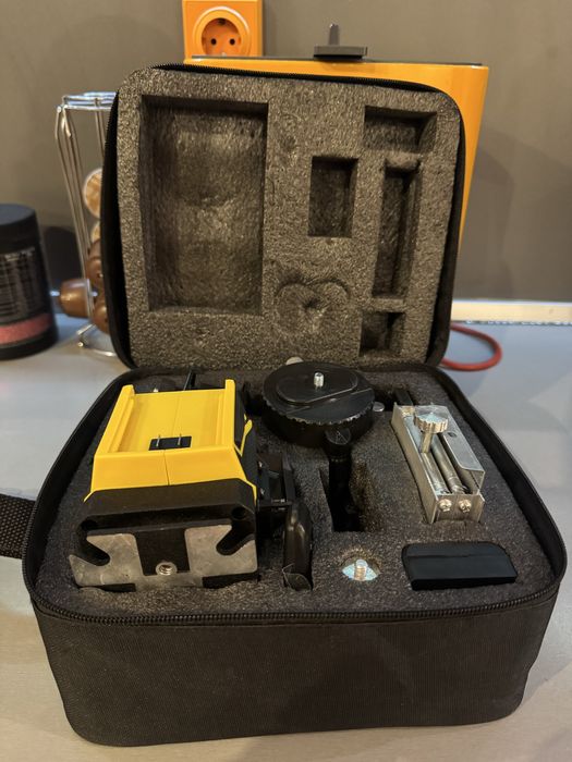 Продавам лазерен нивелир със зелен лазер