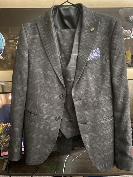 Продам костюм тройка новый