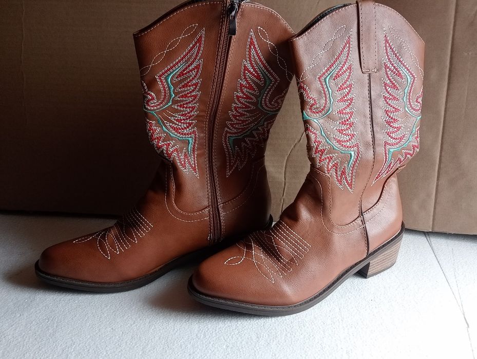 Cizme dama model deosebit ,nu sunt purtate niciodată sunt noi nouțe